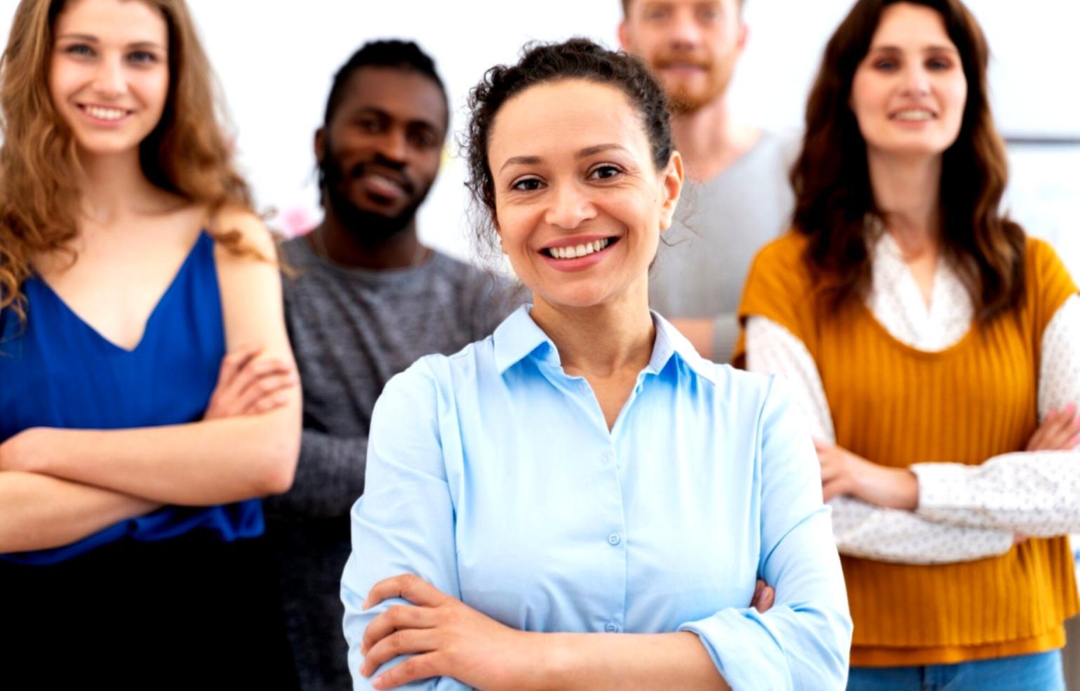 Séance de formation en analyse budgétaire avec participants travaillant sur des études de cas