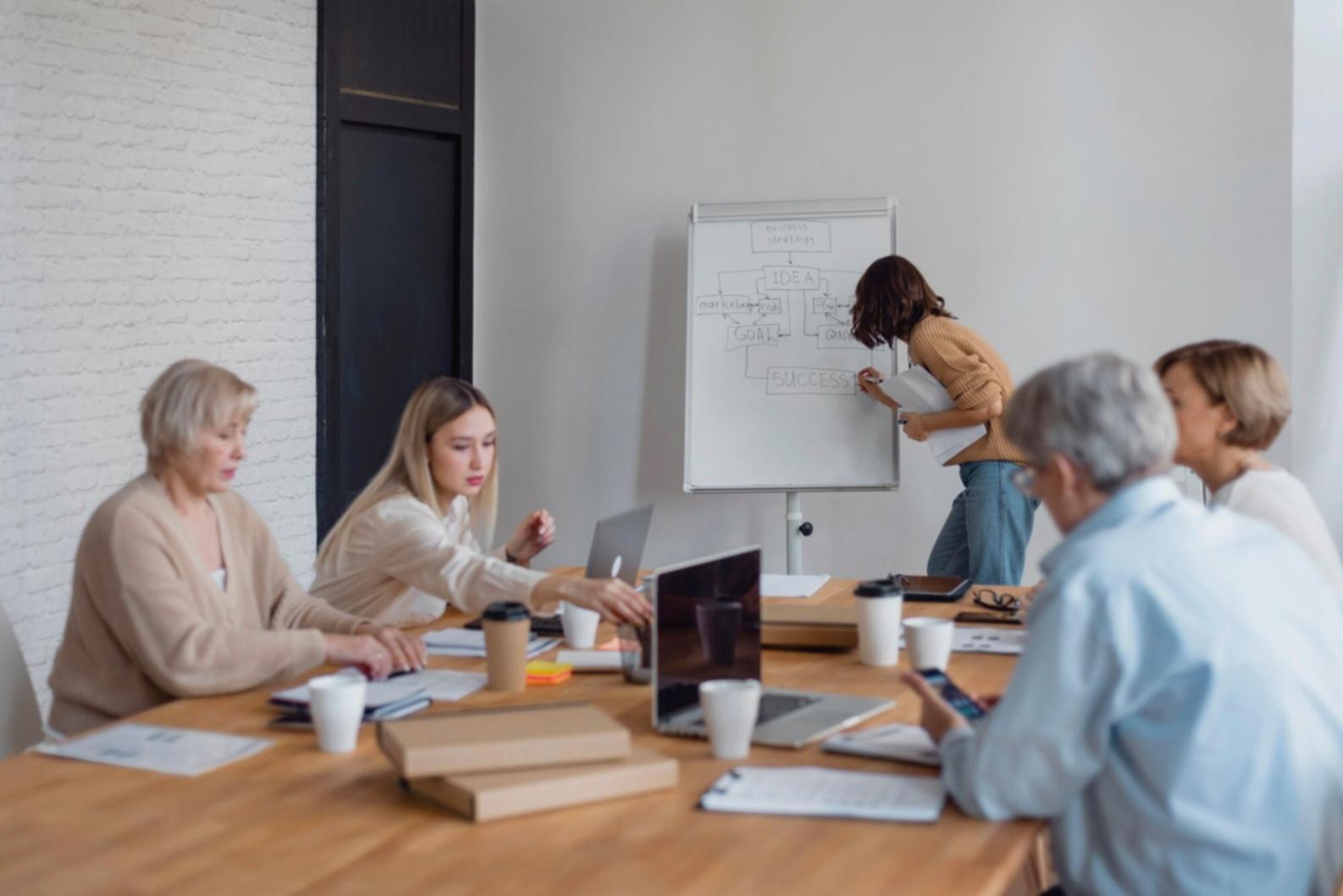 Atelier d'analyse budgétaire en cours avec participants et formateur