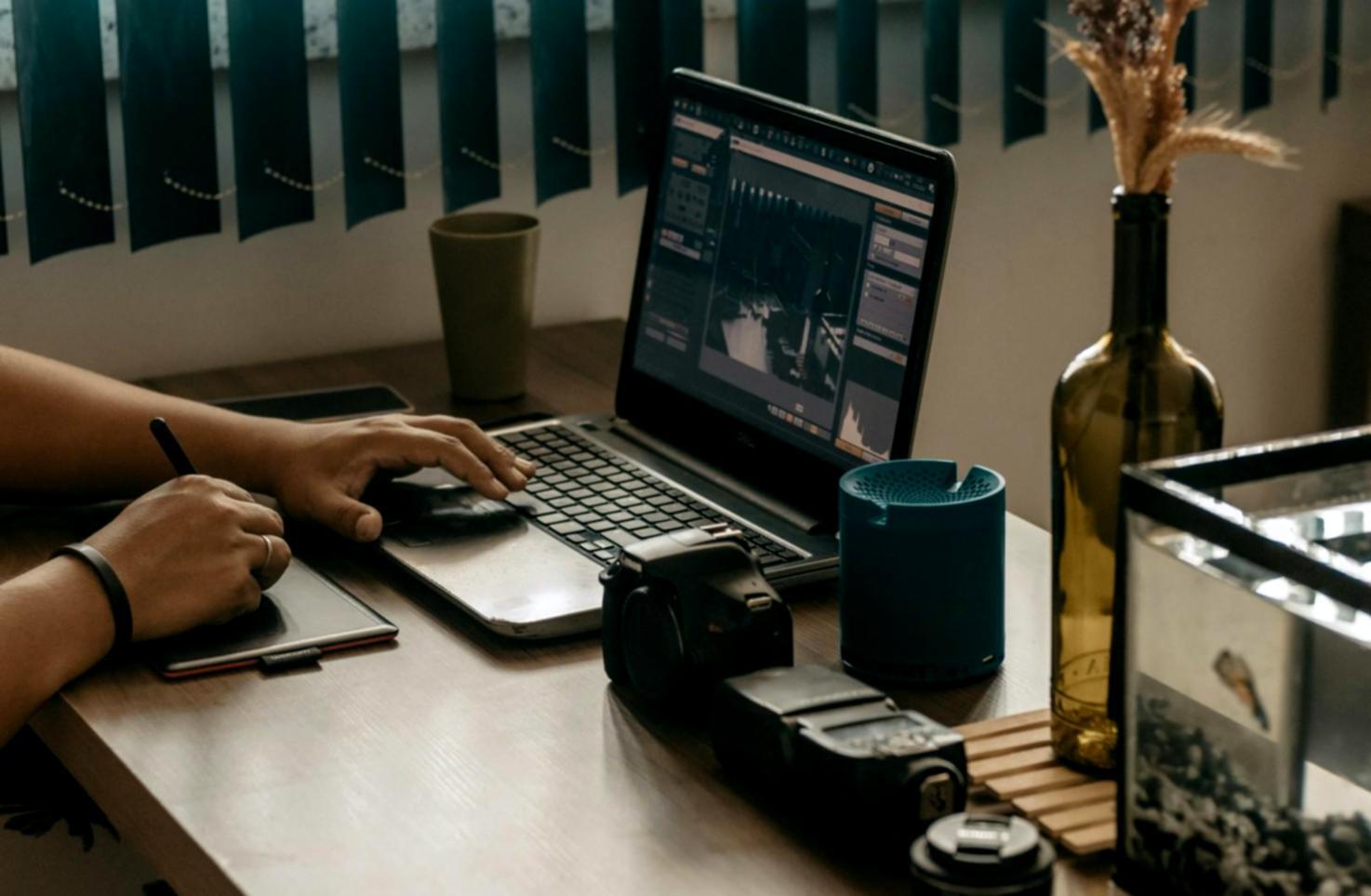 Session de consultation financière avec analyse détaillée des documents budgétaires